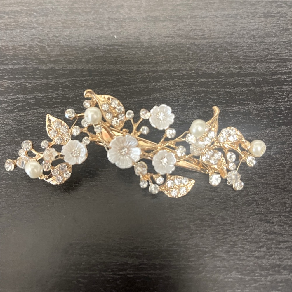 Gold hair pin with white flowers
